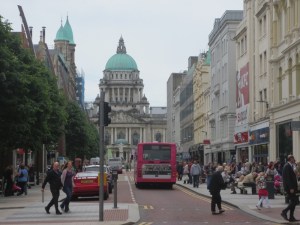 City hall britansku zastavu ima samo odr_en broj dana u godini, umjesto nekada_njih 365. Takva odluka lokalne vlasti krajem 2012. vratila je nevolje na ulice Belfasta
